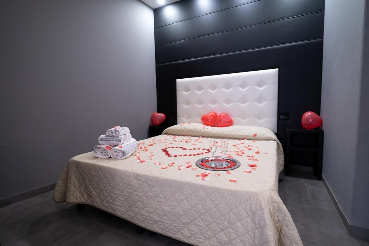 Отель Royal Art H Duomo - Napoli Centro, By Clapa Group Экстерьер фото A bedroom in a love hotel