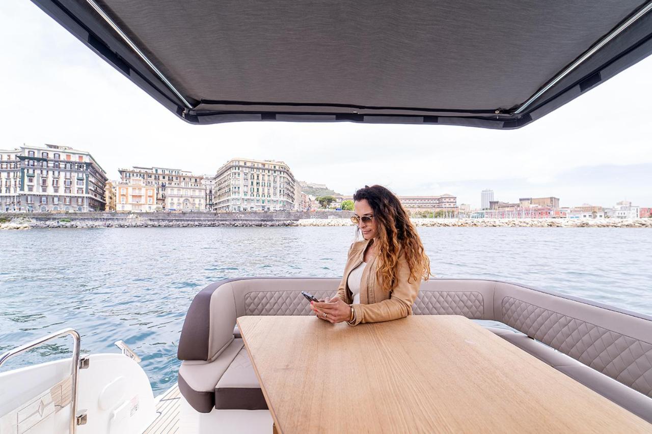 Отель Royal Art H Duomo - Napoli Centro, By Clapa Group Экстерьер фото A woman on a yacht