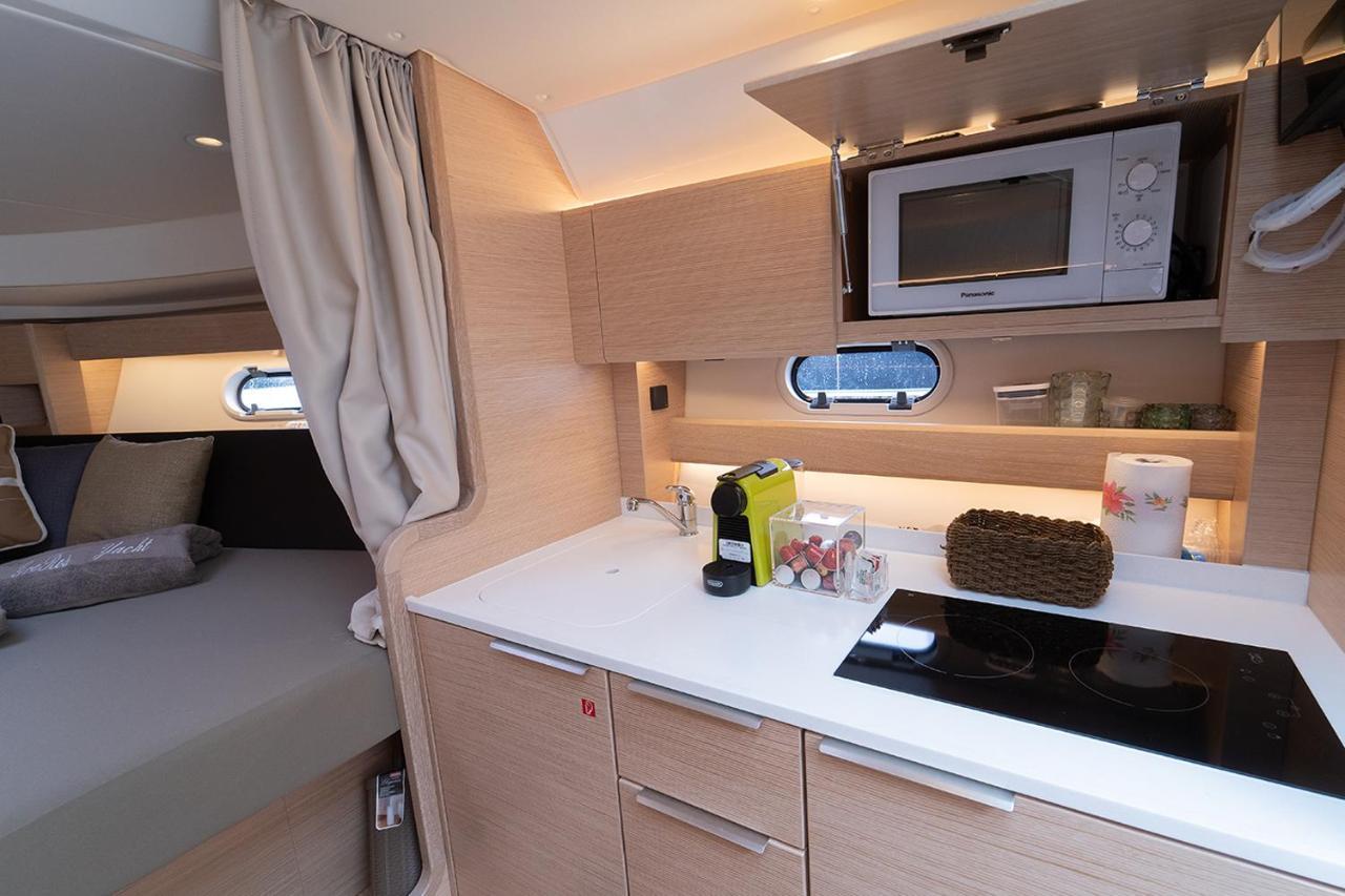 Отель Royal Art H Duomo - Napoli Centro, By Clapa Group Экстерьер фото The galley of a 2014 Sun Odyssey 40.9